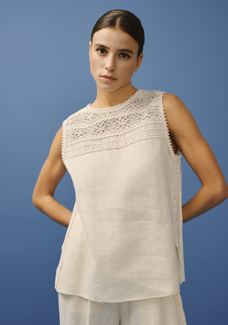 Top femme beige en lin naturel, léger et raffiné.