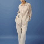 Chemise femme beige en coton et soie, fluide et élégante.