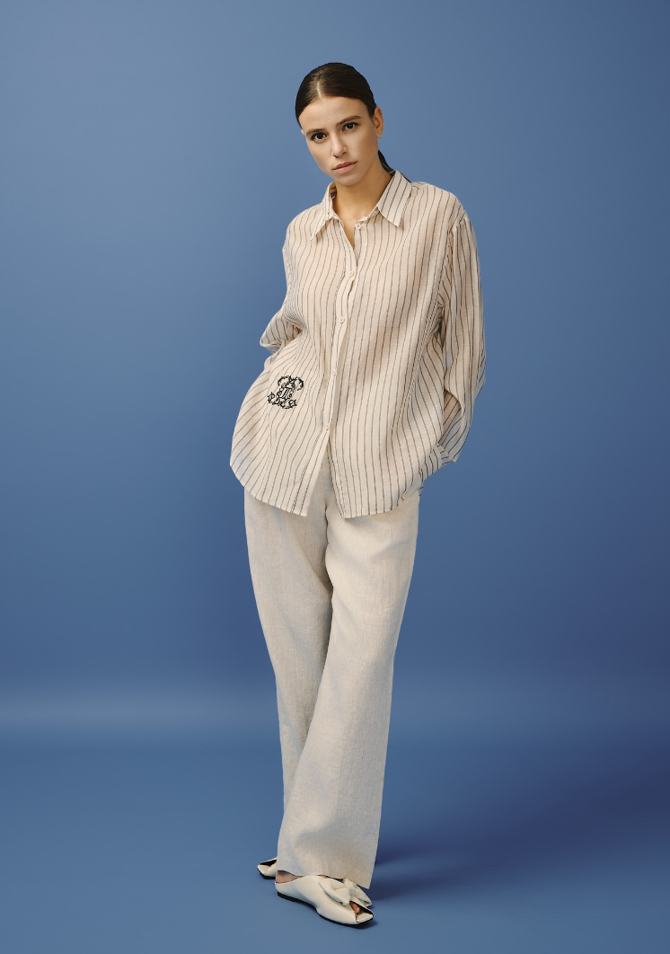 Chemise femme beige en coton et soie, fluide et élégante.