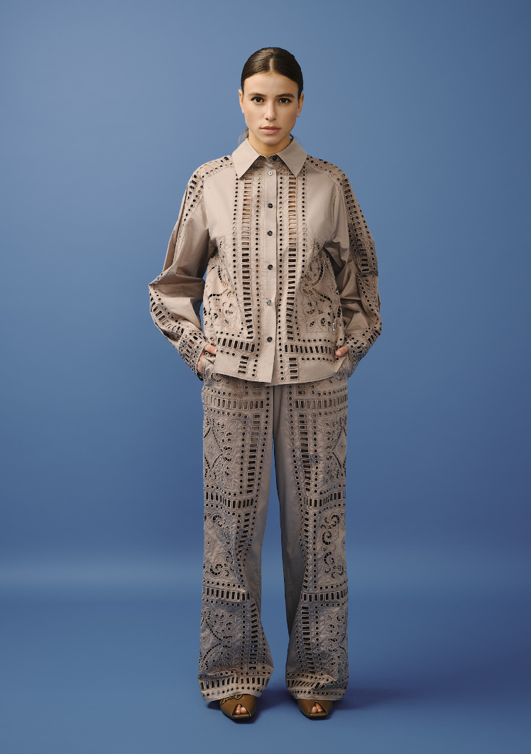 Chemise femme taupe en coton, classique et confortable.