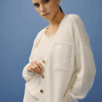Gilet femme en laine écru, chaud et élégant.