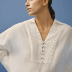 Chemise femme écru en coton et soie, fluide et élégante.