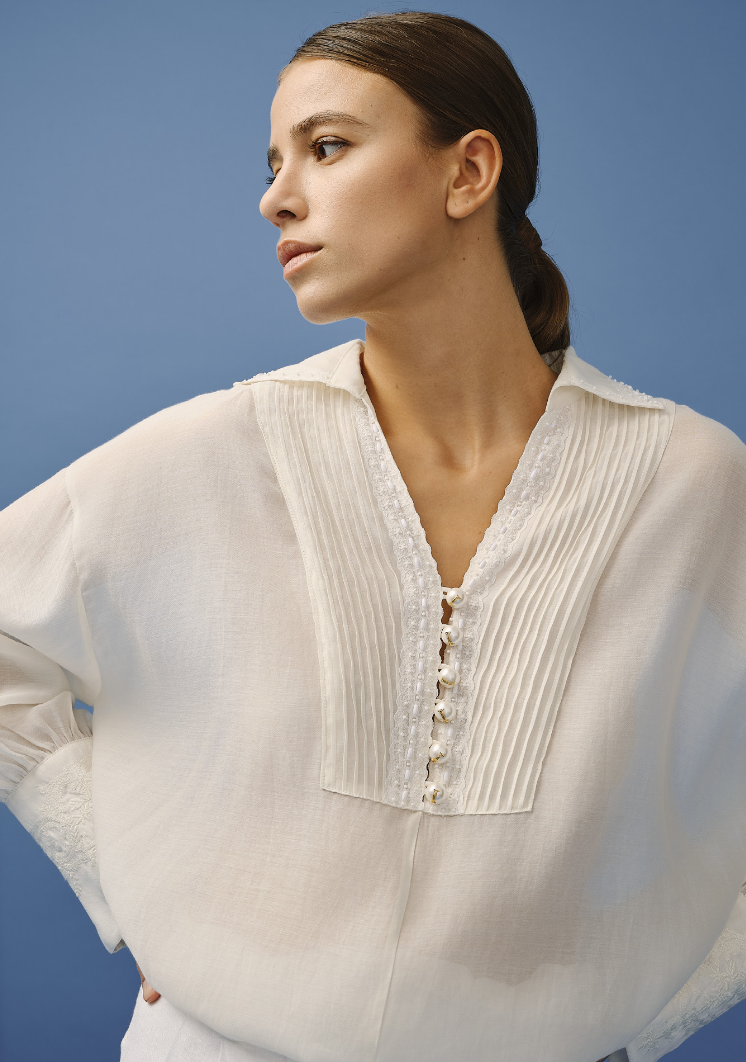 Chemise femme écru en coton et soie, fluide et élégante.