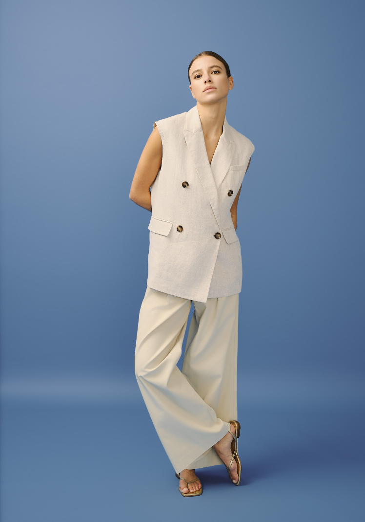 Gilet femme beige en lin, léger et naturel.