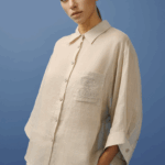 Chemise femme taupe en lin, fluide et intemporelle.