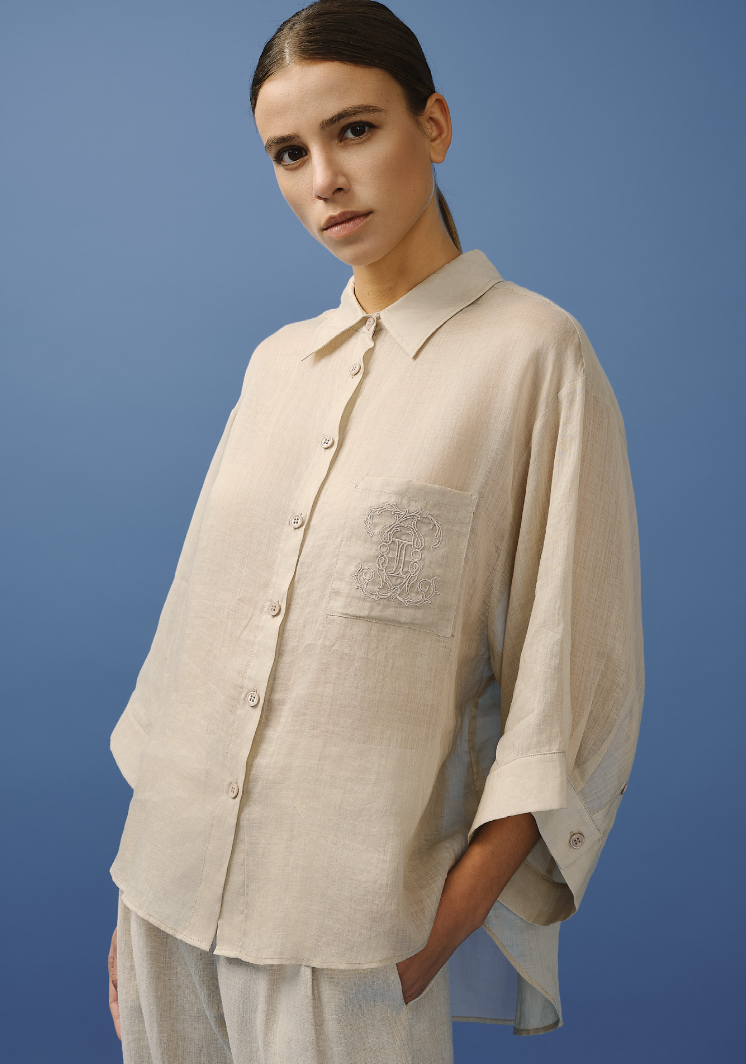 Chemise femme taupe en lin, fluide et intemporelle.