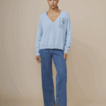 Gilet femme bleu en cachemire, doux et élégant.