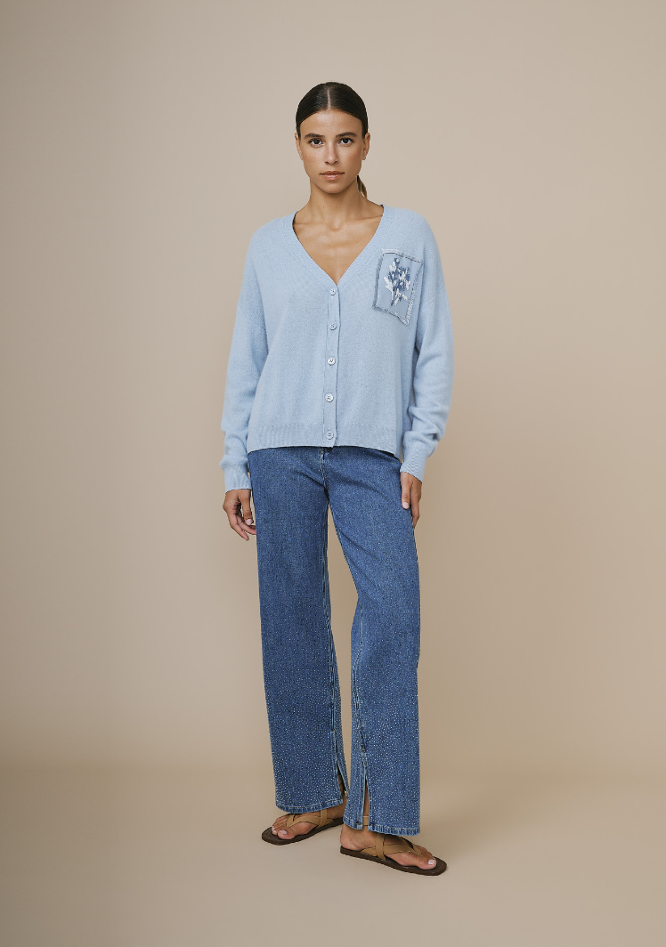 Gilet femme bleu en cachemire, doux et élégant.