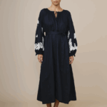 Robe noire en lin avec motifs blancs sur les manches, chic et légère.