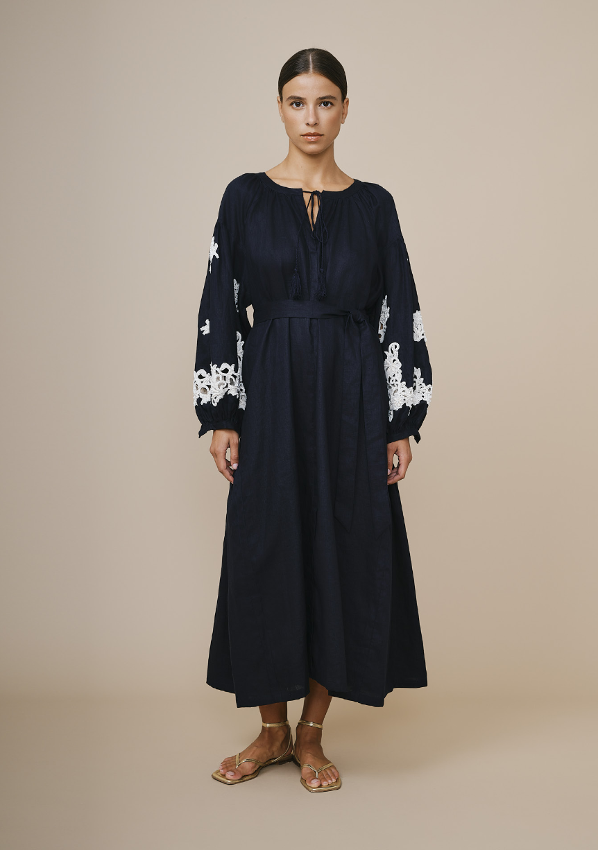Robe noire en lin avec motifs blancs sur les manches, chic et légère.
