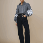 Jean femme bleu foncé, coupe élégante et confortable.