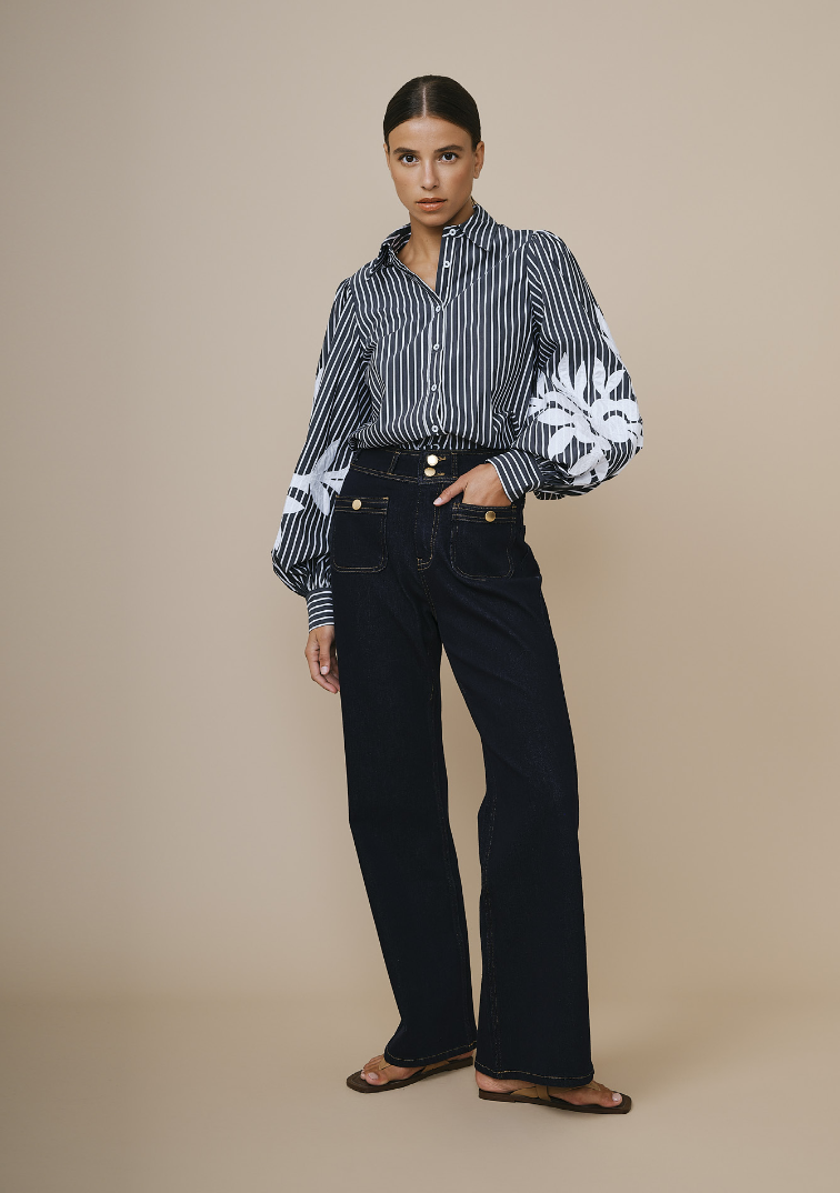 Jean femme bleu foncé, coupe élégante et confortable.