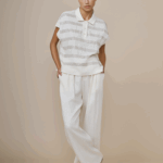 Top femme beige en lin, léger et naturel.