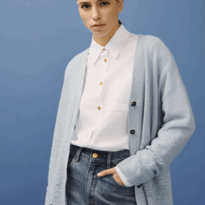 Gilet bleu femme 100% cachemire, coupe élégante et confortable.