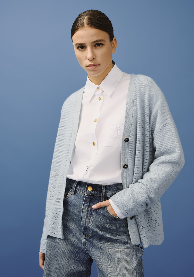 Gilet bleu femme 100% cachemire, coupe élégante et confortable.