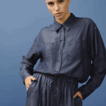 Chemise femme en jean 100% Tencel, fluide et élégante. Le Tencel, aussi appelé lyocell, est une matière écologique produite à partir de pulpe de bois et d'un solvant non-toxique.