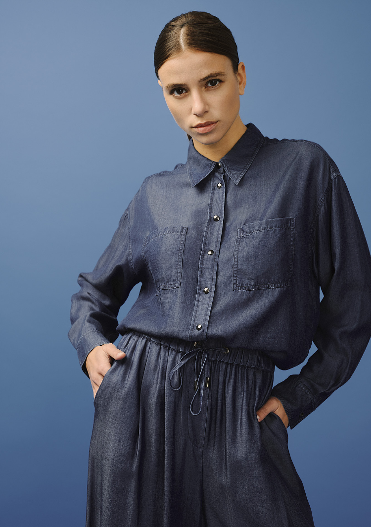 Chemise femme en jean 100% Tencel, fluide et élégante. Le Tencel, aussi appelé lyocell, est une matière écologique produite à partir de pulpe de bois et d'un solvant non-toxique.